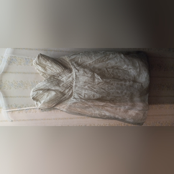 Dresses - Picture 3 of 4